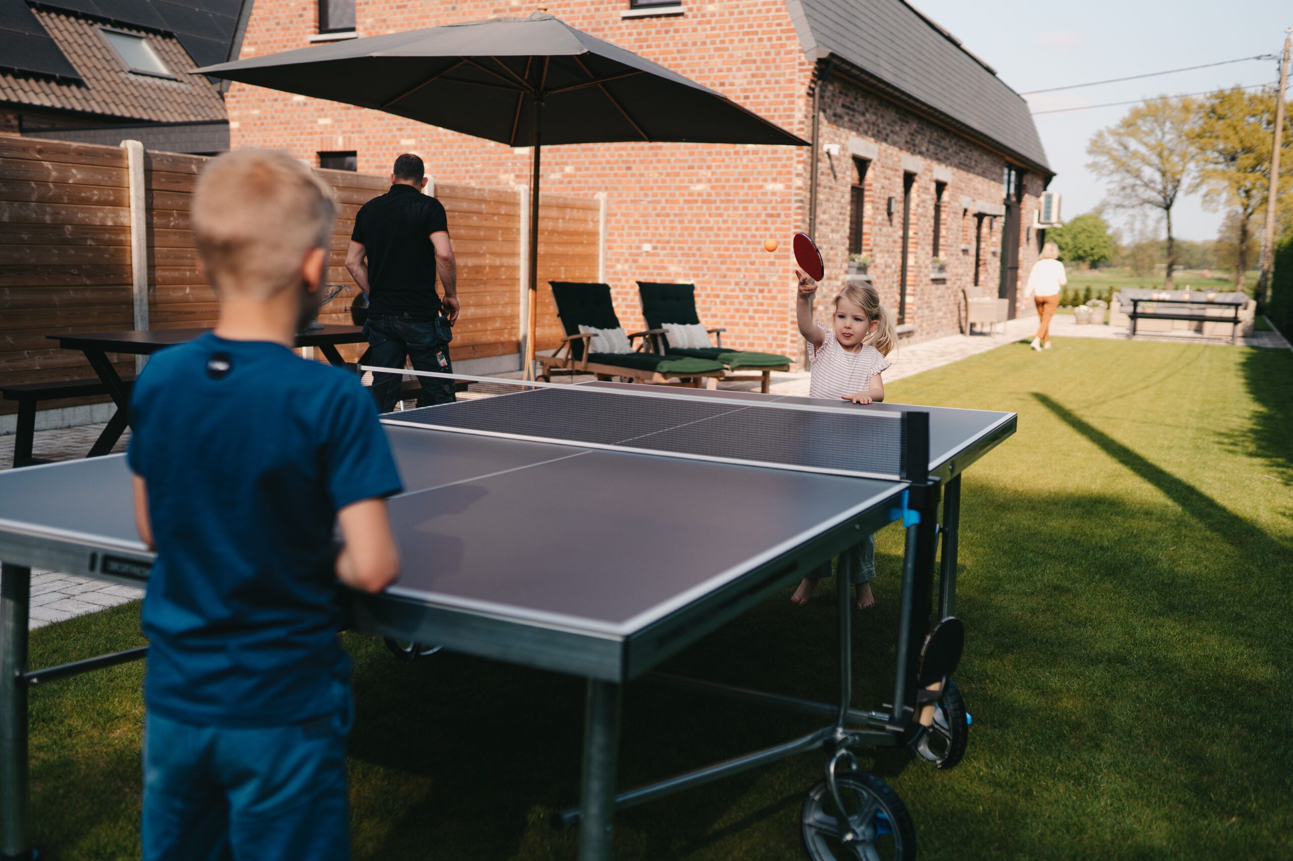 Pingpongtafel buiten bij in houte velden