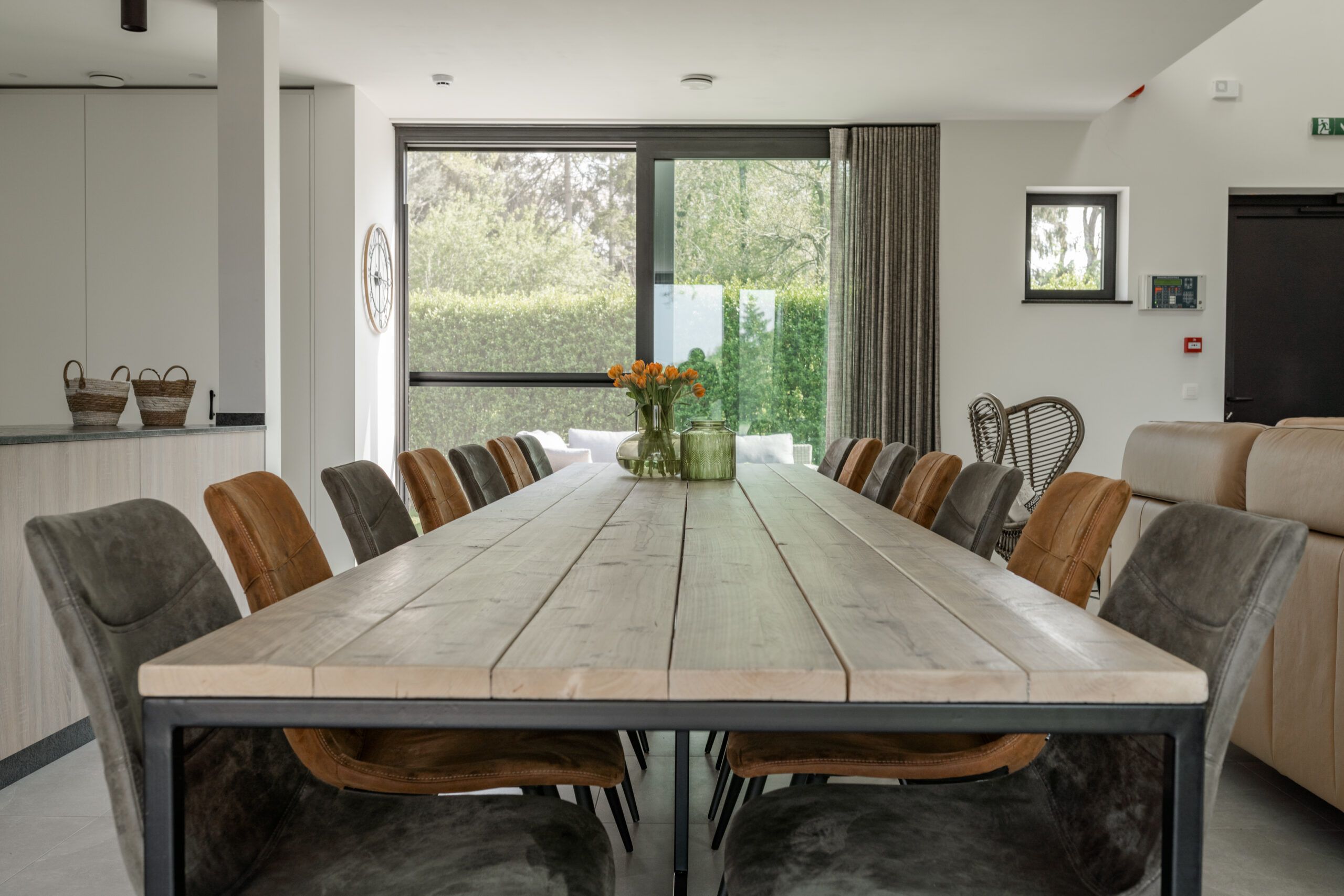 Lange eettafel in houte velden