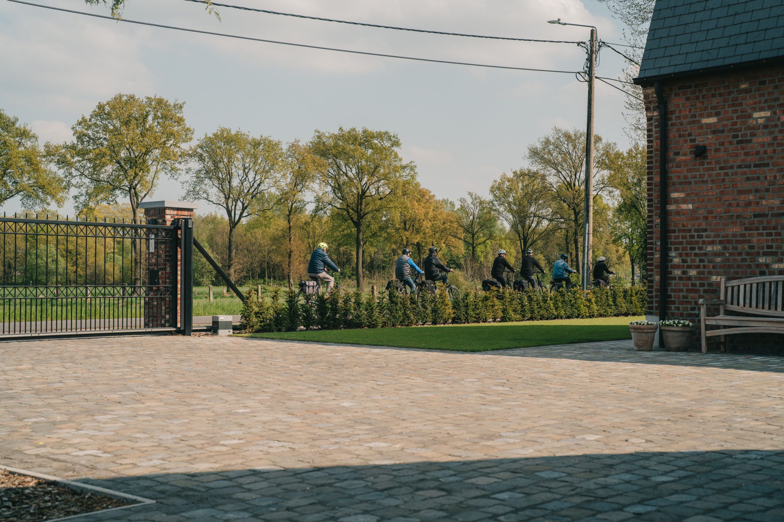 Fietsers passeren bij in houte velden