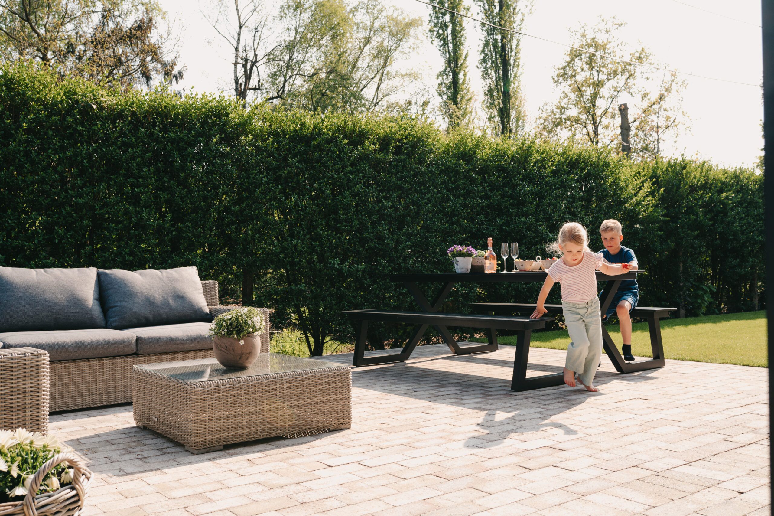 Kinderen genieten van hapjes buiten bij in houte velden